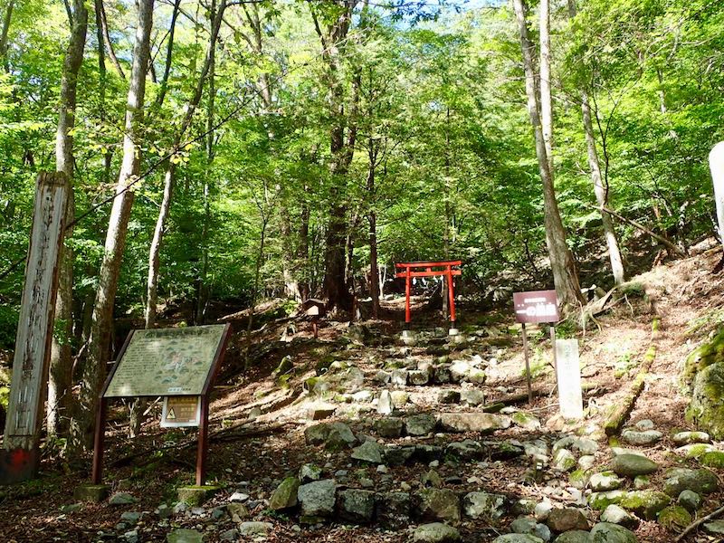 一の鳥居から山道となる