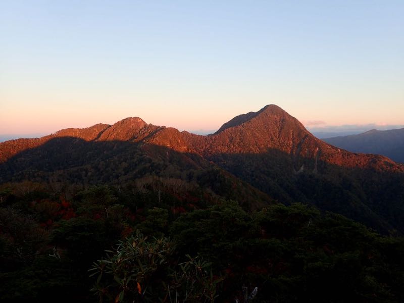 皇海山が朝日に照らされた