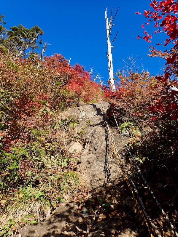 鋸山の露岩　ちょっと身体が空中に飛び出る感じ