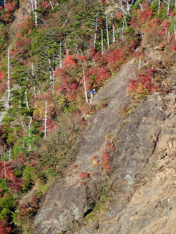 鋸山の露岩を行く登山者