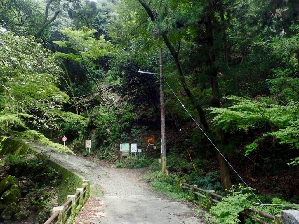 橋（箕面川）を渡って右手へ上がる