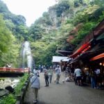 箕面大滝-ドライブウェイからの客も混じり茶店が賑わっている