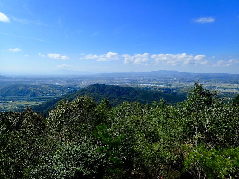 三上山の展望台から-葛城山と生駒山