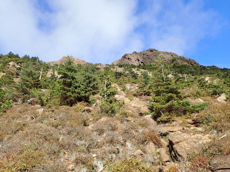 八巻山の岩が赤い