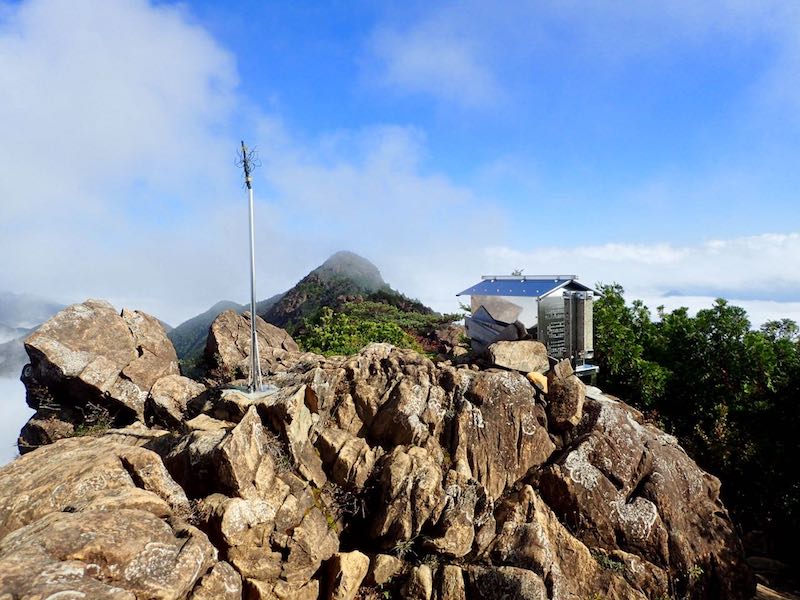 八巻山の頂上には社があった