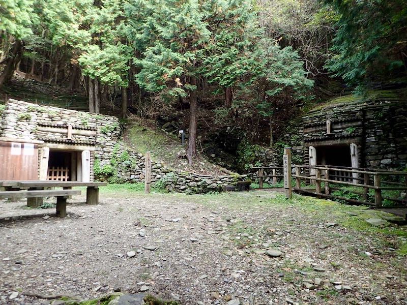 別子銅山の歓喜坑（左）歓東抗（右）
