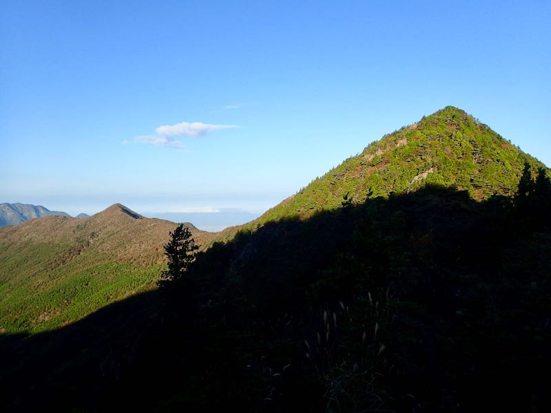 前赤石山は左手を巻いた