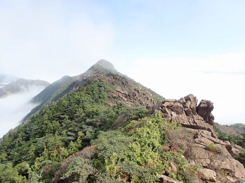 東赤石山にはいくつかピークを越える