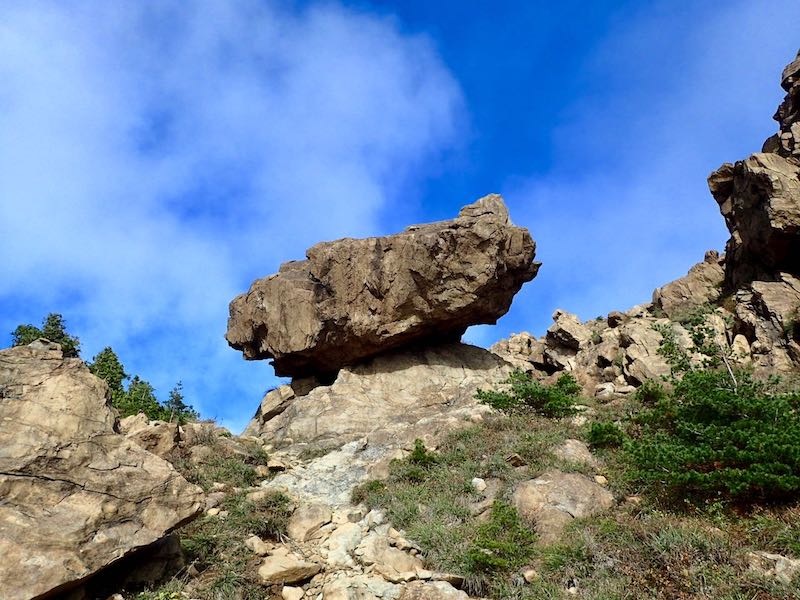 鞍部にある特徴的な岩