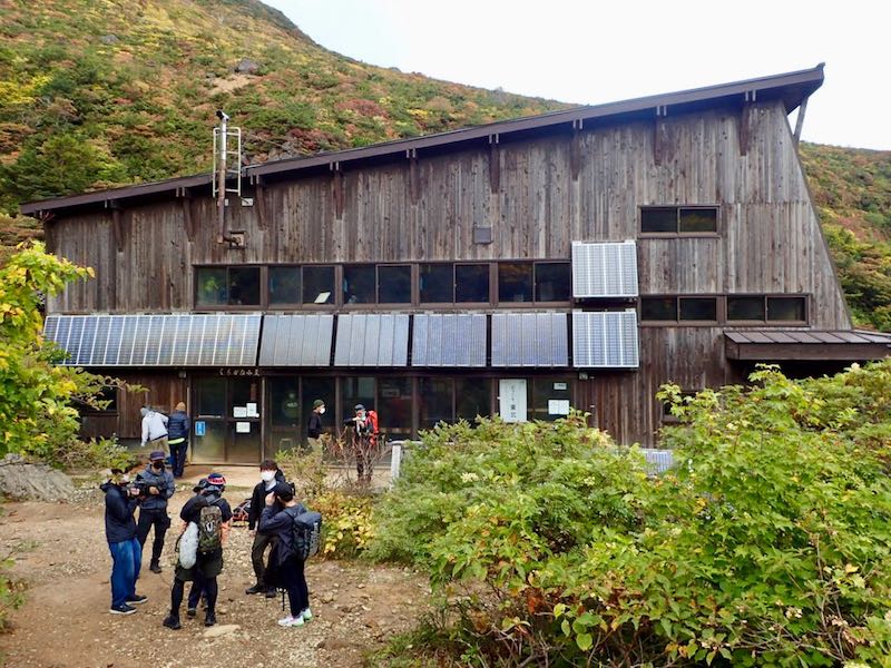 くろがね小屋前　コロナ禍のためみんなマスクしている