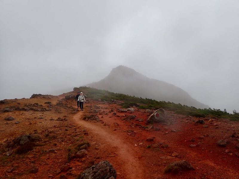 山頂がガスの中に浮かび上がる