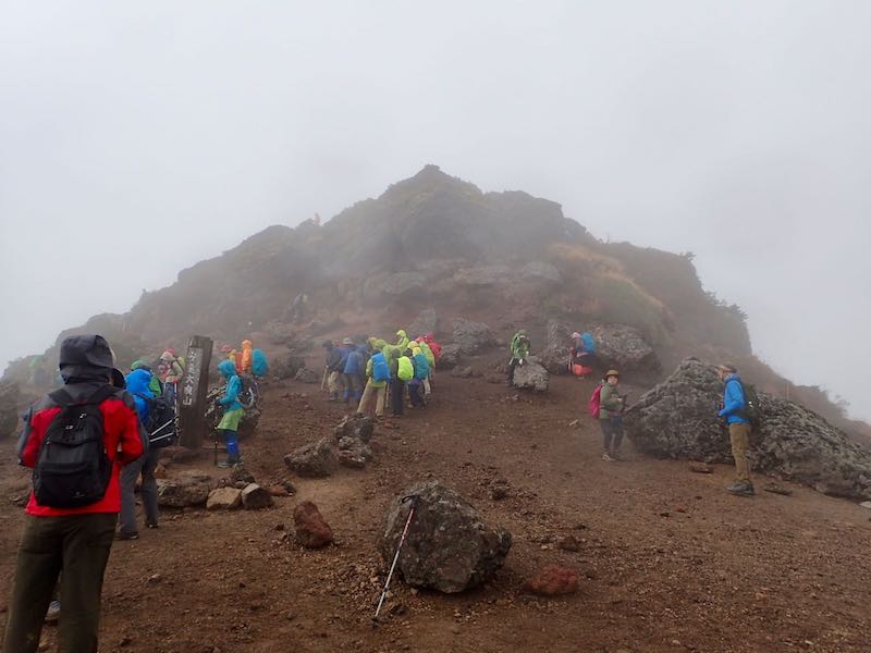 山頂直下はすごい人だ