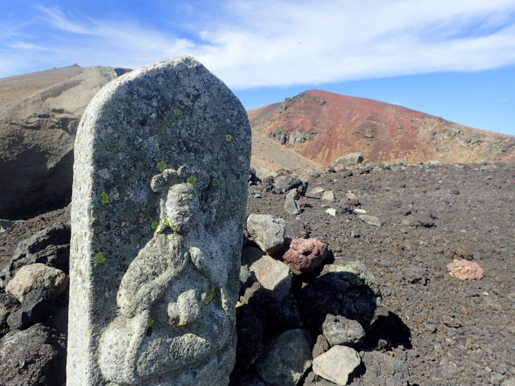 お鉢にある三十三観音石塔