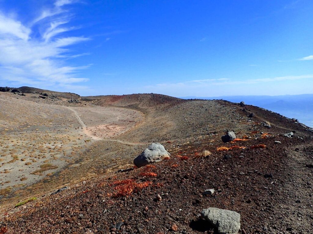 一旦左手の岩手山神社奥宮へ