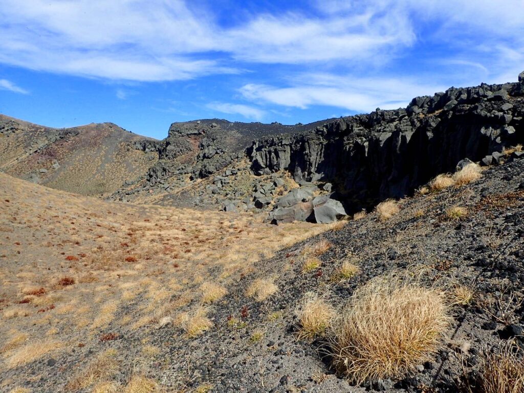 この辺りの溶岩むき出しの地形も荒々しい