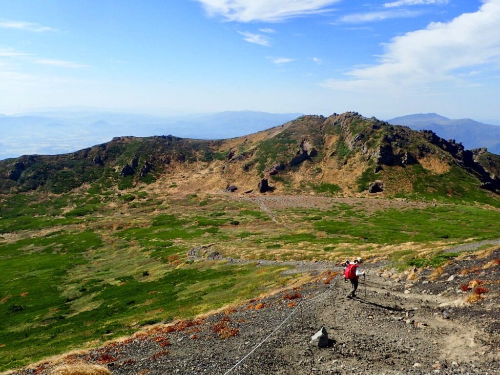 不動平避難小屋を見下ろす
