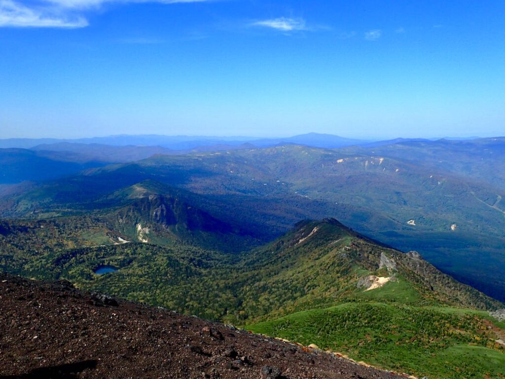 南八幡平の稜線-御苗代湖が見える