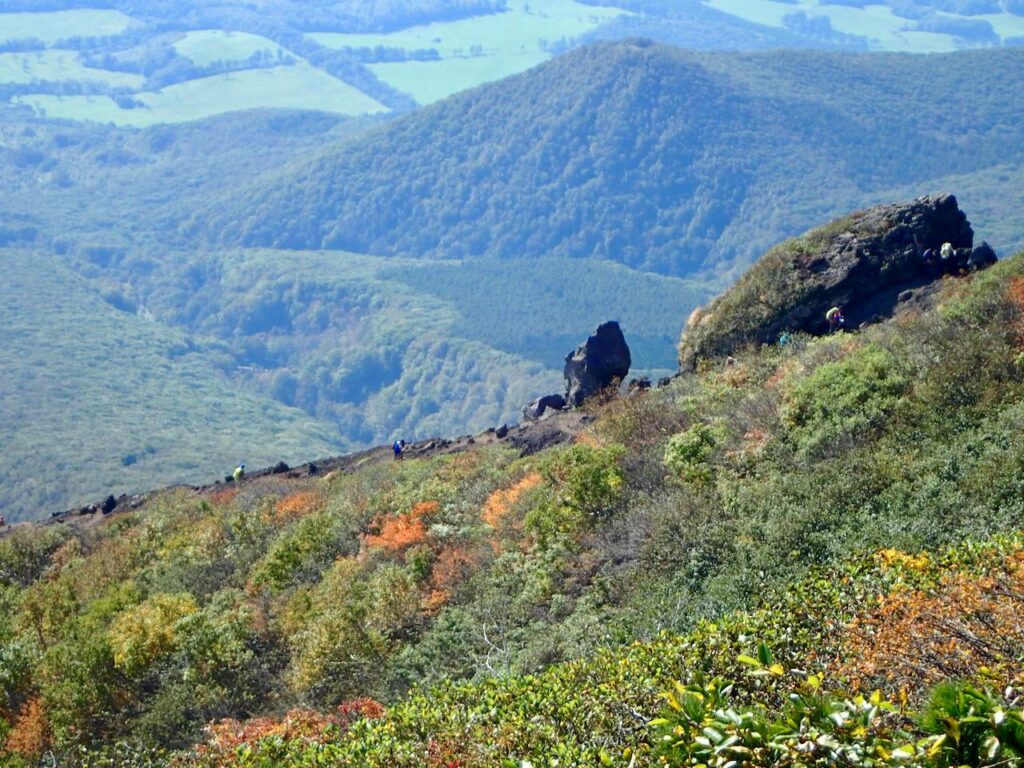 旧道を歩く人が見える