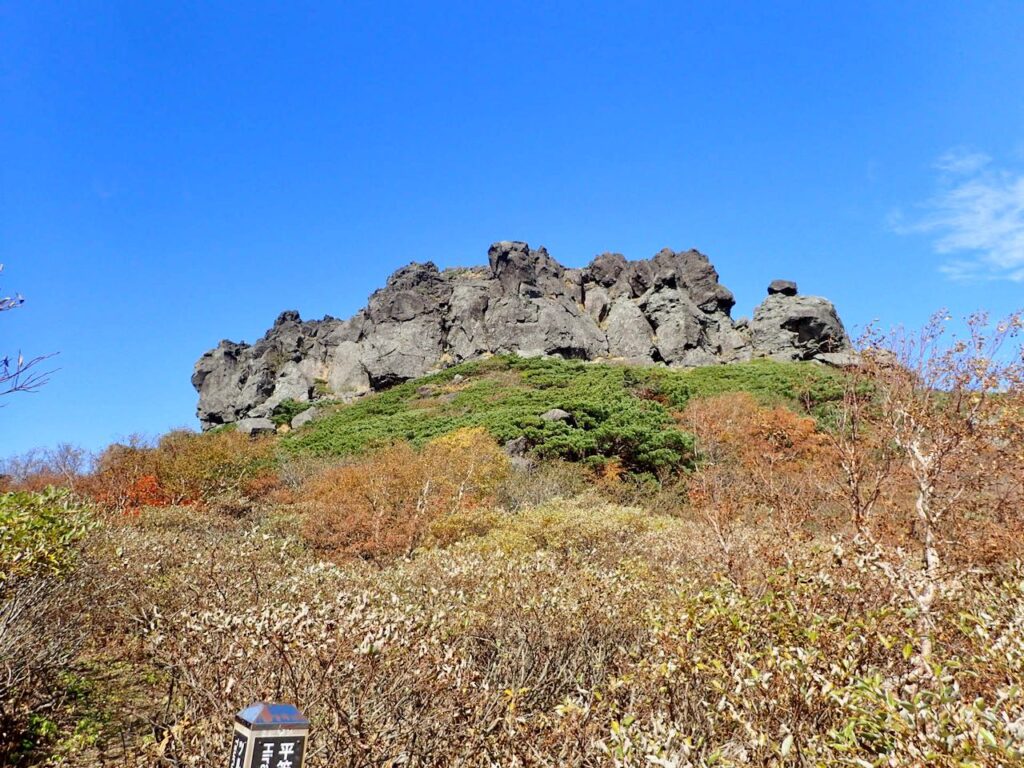 茶臼岳　平笠不動の裏手にそびえる