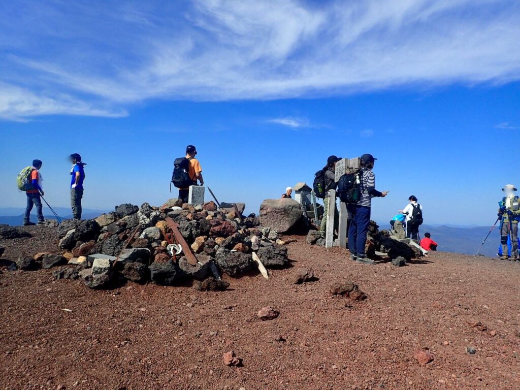 頂上は人で賑わう