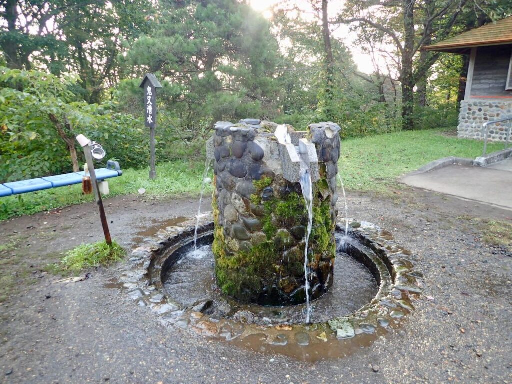 馬返し登山口の鬼又清水がジャバジャバ