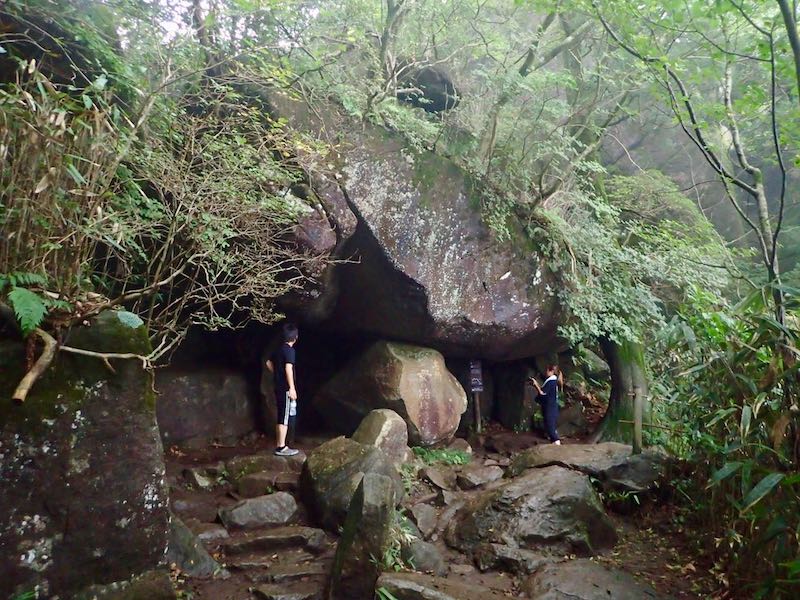 母の胎内くぐり