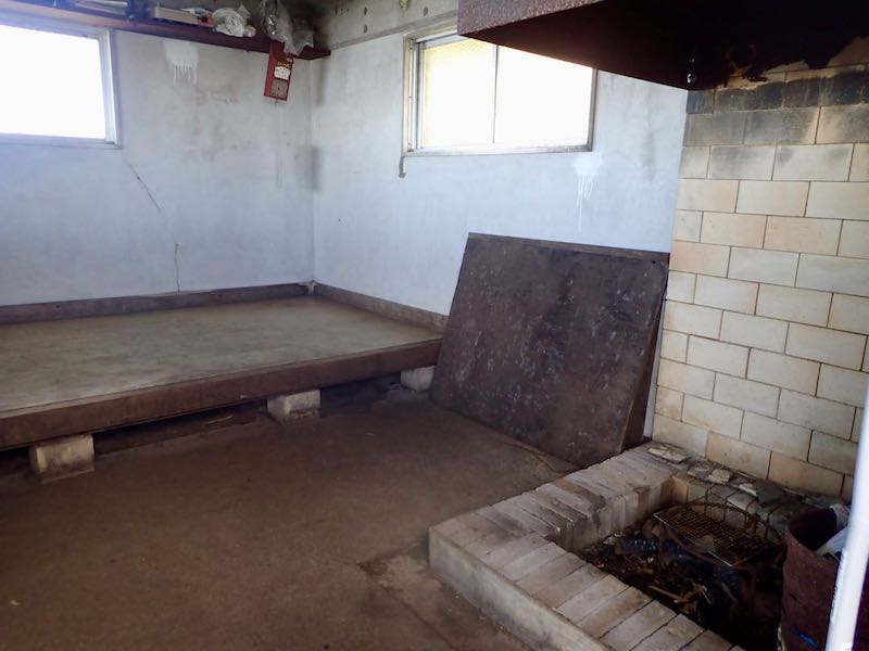 中蒜山の避難小屋の中
