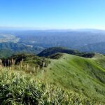 振り返ると美しい尾根道-向こうは日本海だ