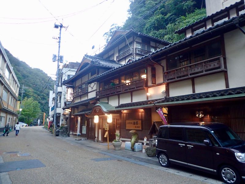 湯原温泉の砂湯（露天風呂）に入る