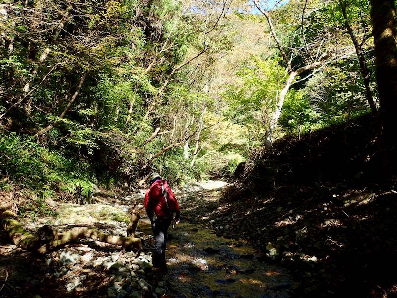 キャンプ場跡の小屋から沢装備に