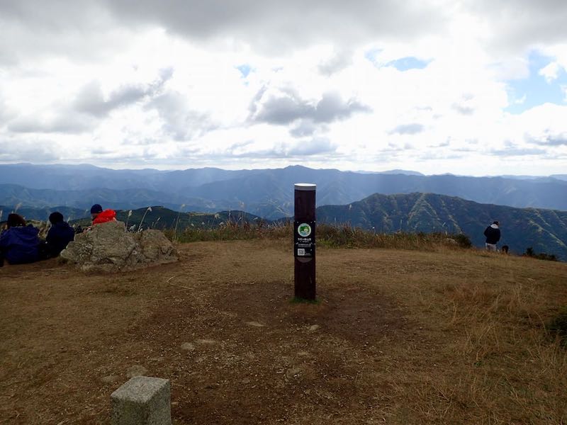 奥高野の山々が連なっている