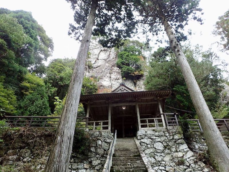 生石神社の背景に白い大岩