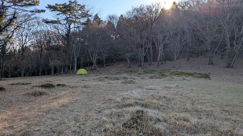 ヘリポート横にテントを張る