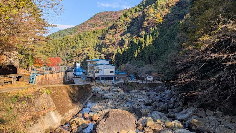 九折の登山口の目印、鉱業所跡