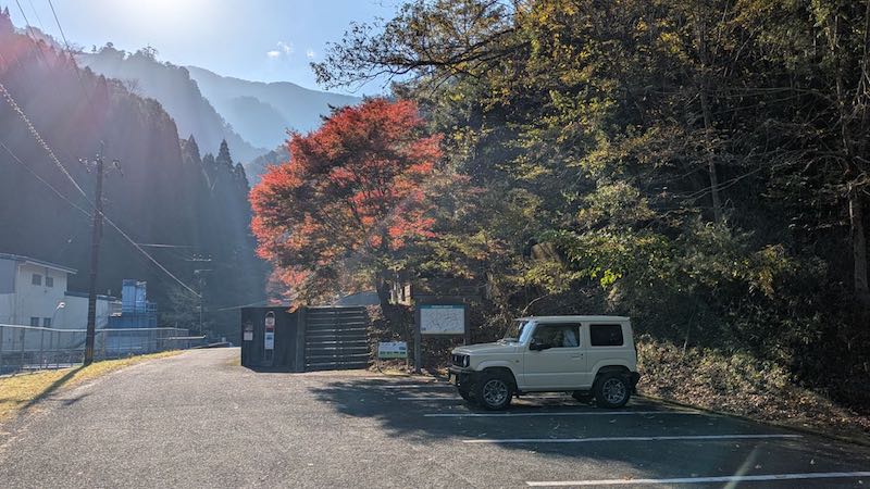 九折の登山口の駐車場