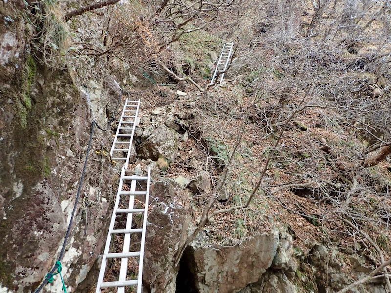 梯子が連続する