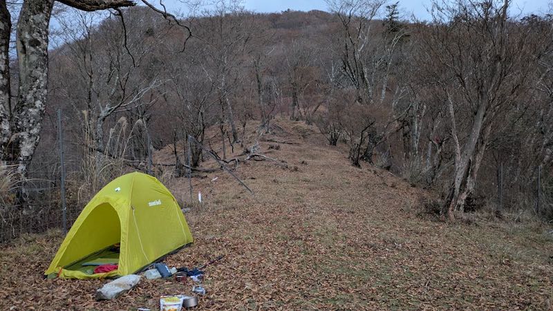 水場の標識がある側にテントを張る