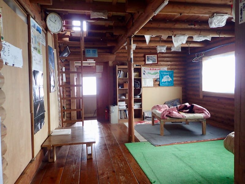 無人小屋とは思えない充実さ