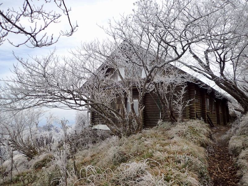 祖母山九合目小屋はこじんまり