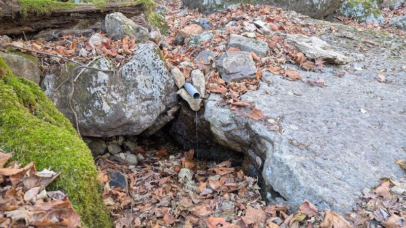 見立方面に10分下ると水場