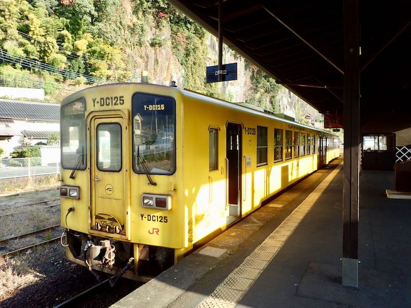 豊肥線の普通列車で豊後竹田駅に到着
