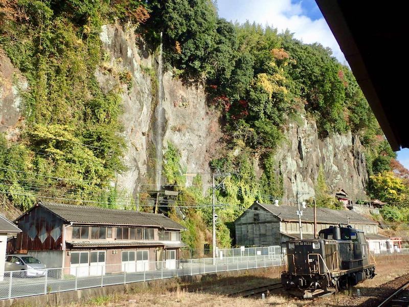 駅のすぐ近くに落門の滝