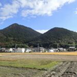 御上神社から出発。左が三上山、右が女山