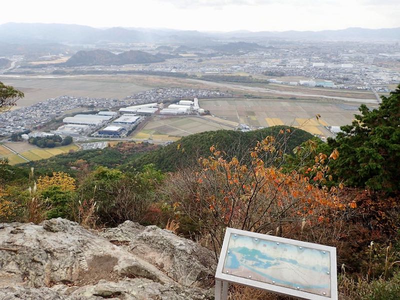 頂上直下の岩場は展望ポイント