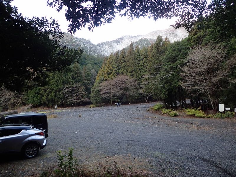 ここにも駐車場があった。登山者が向かうのは二本松コース