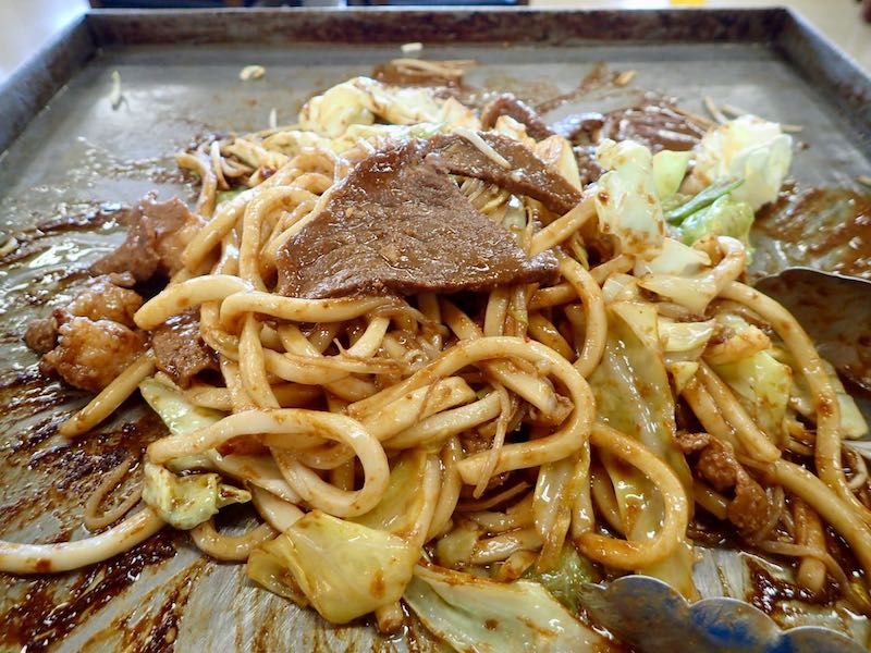 亀八食堂で味噌ホルモンと牛バラのうどん