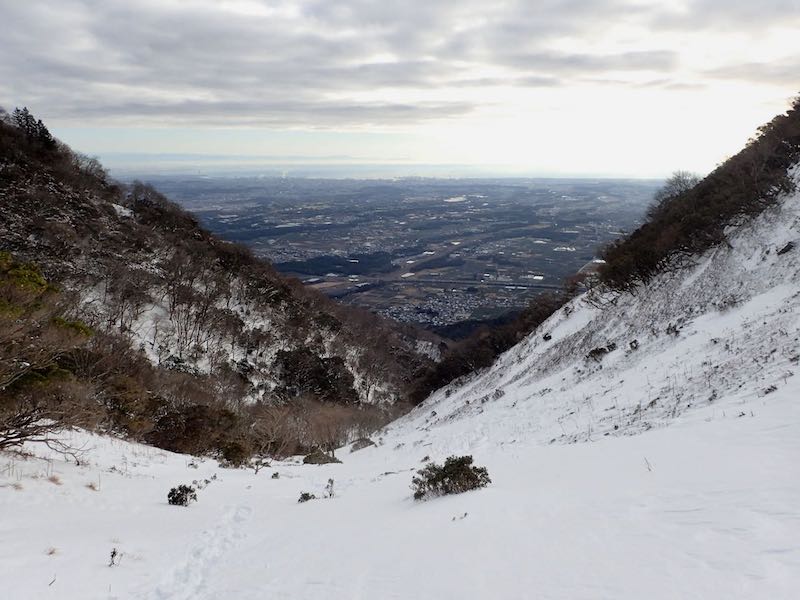 四日市の工場と街並みが見える
