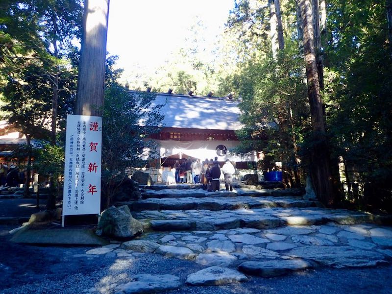 椿大神社は参拝者で賑わっている