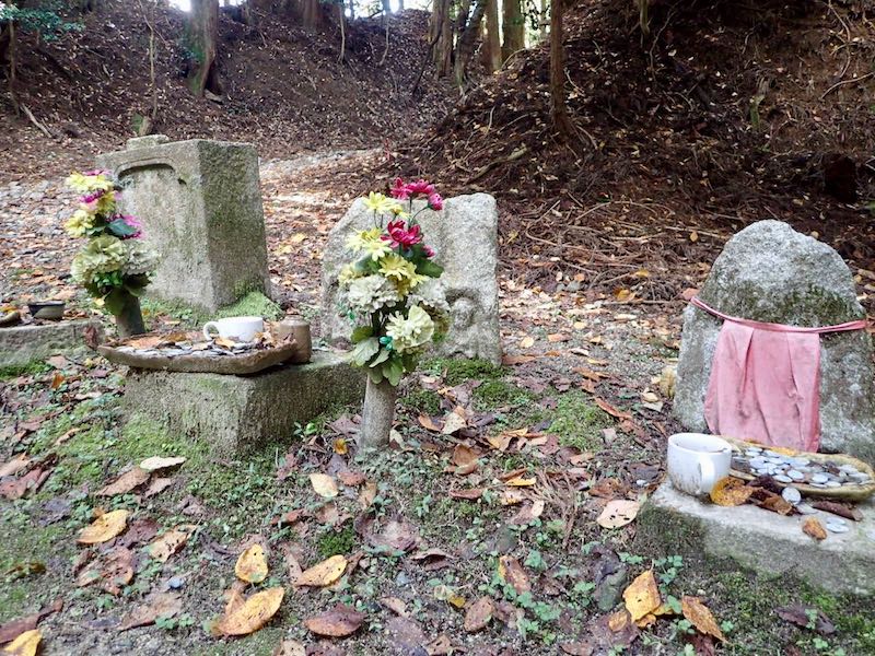 下山途中のお地蔵さん お花が生けられている