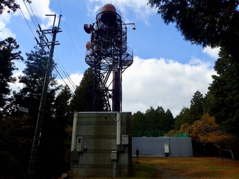山頂にはTVの中継基地があった
